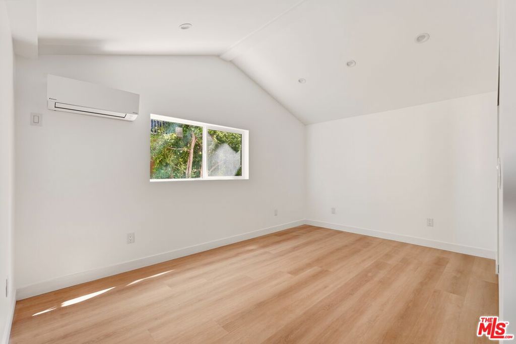 1134 1/2 S Wooster Street Property Photo 7