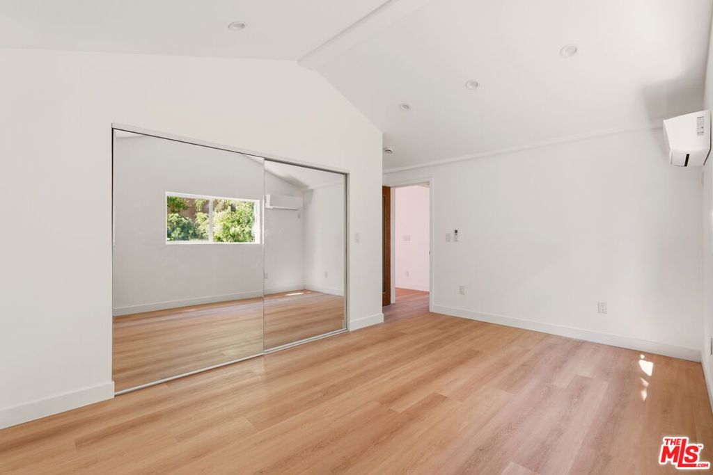 1134 1/2 S Wooster Street Property Photo 8