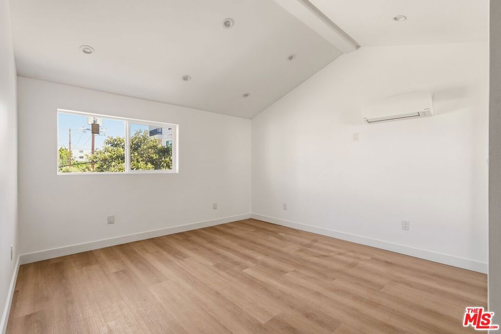 1134 1/2 S Wooster Street Property Photo 10