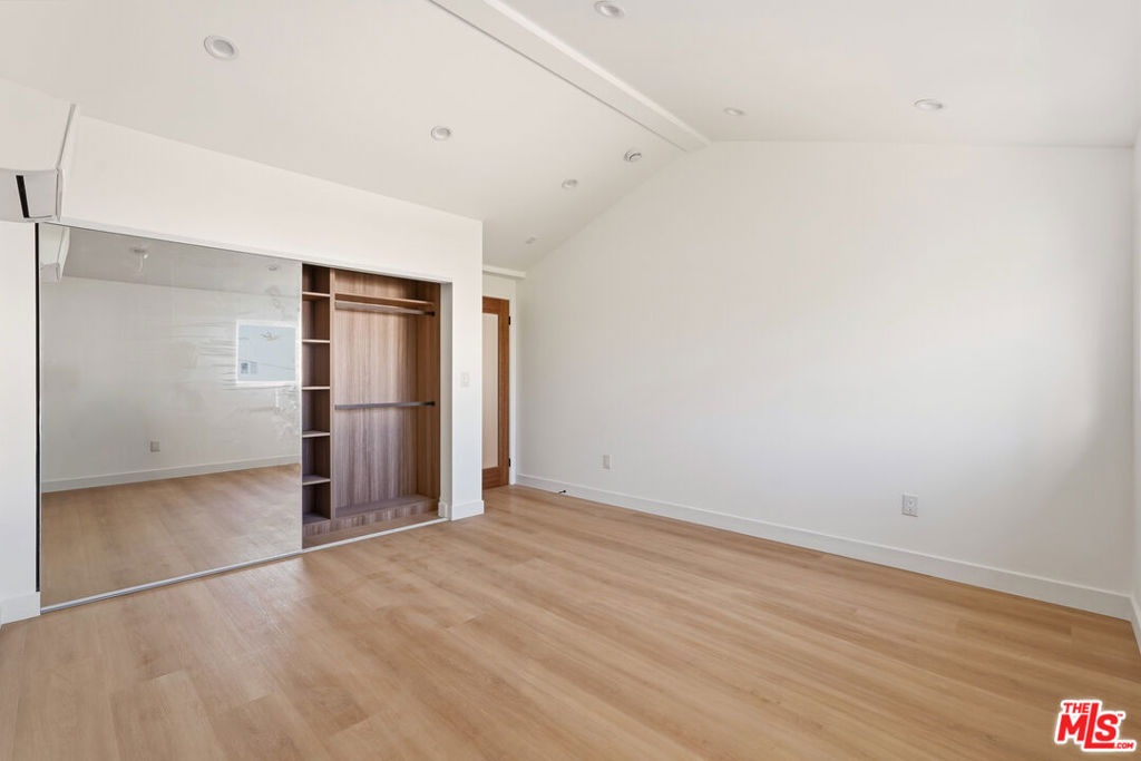1134 1/2 S Wooster Street Property Photo 11