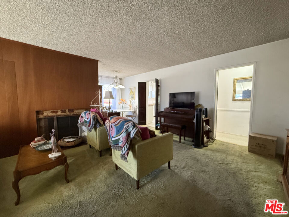 3810 S Dunsmuir Avenue Property Photo 3