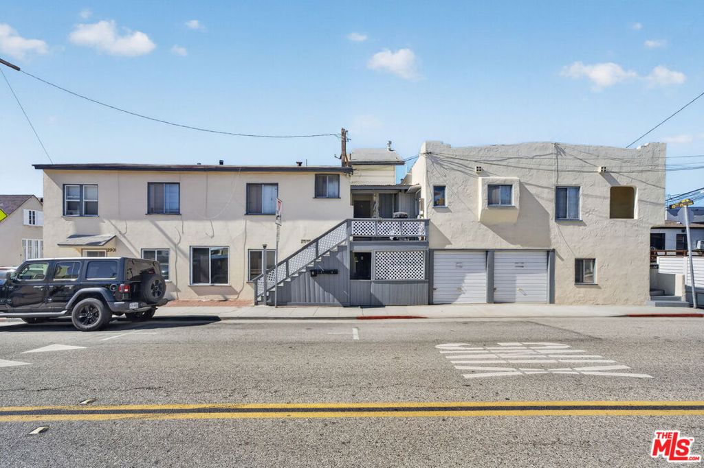 2901 Manhattan Avenue Property Photo 2