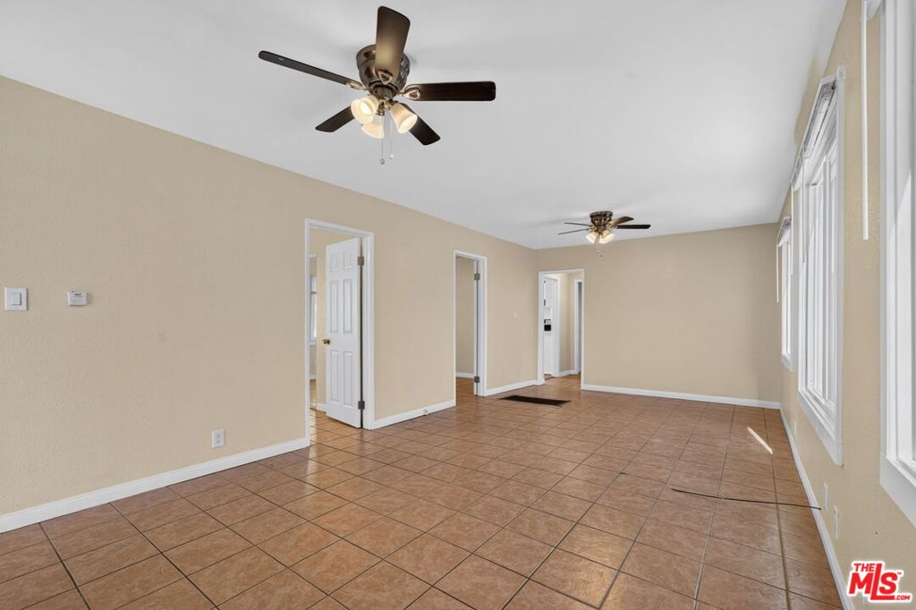 2901 Manhattan Avenue Property Photo 6