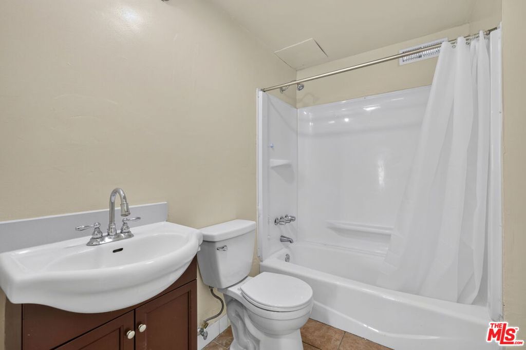 2901 Manhattan Avenue Property Photo 11