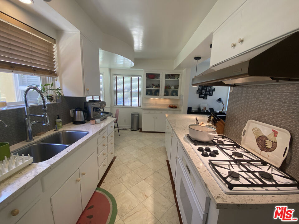 221 W 64th Place Property Photo 6