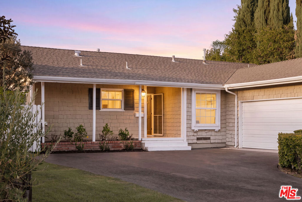 22251 Kittridge Street Property Photo 2