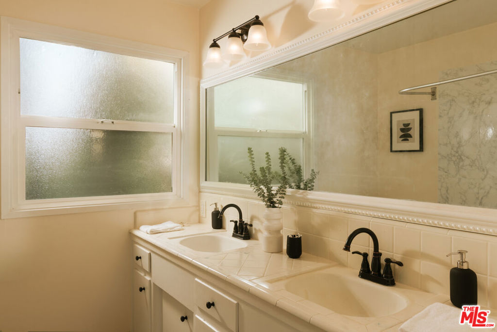 22251 Kittridge Street Property Photo 16