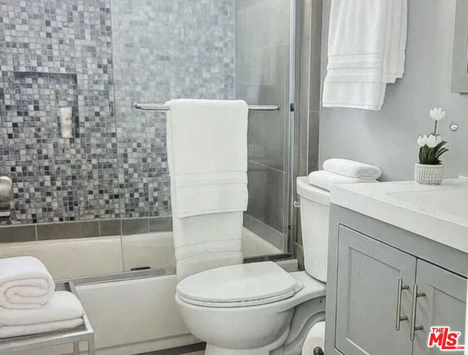 12157 Moorpark Street 204 Property Photo 6