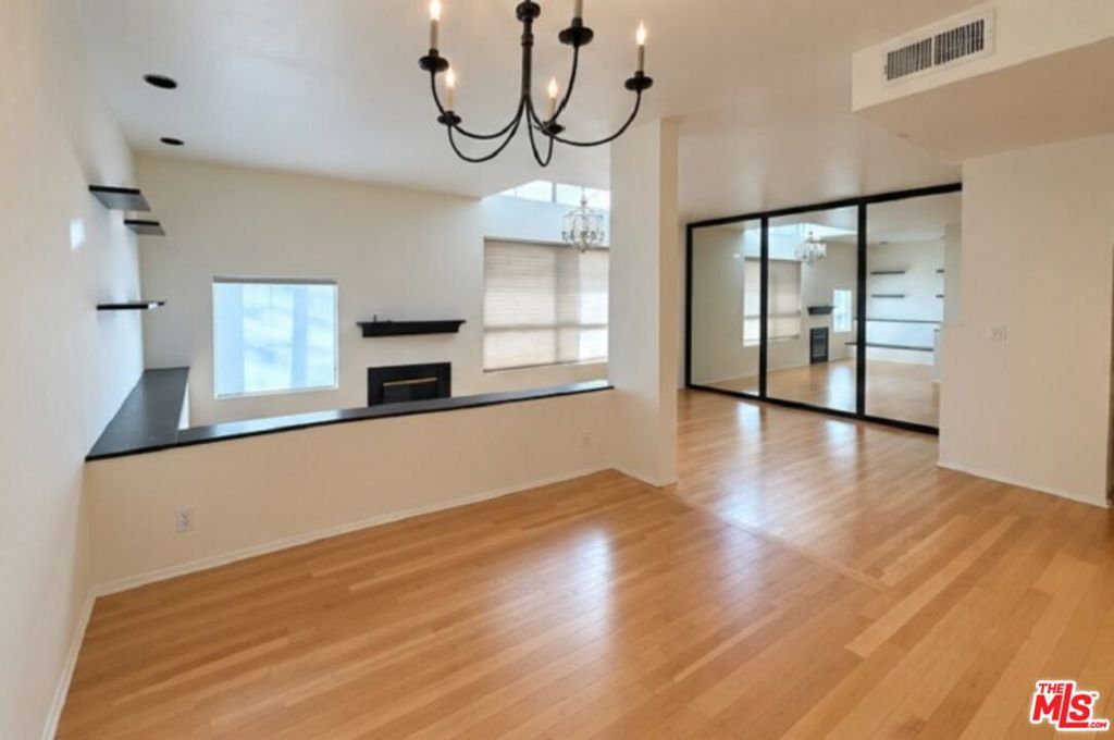 520 S Barrington Avenue 116 Property Photo 4