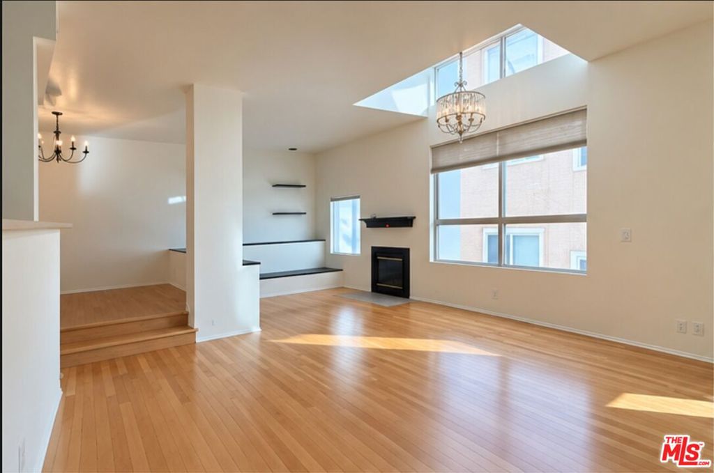 520 S Barrington Avenue 116 Property Photo 5