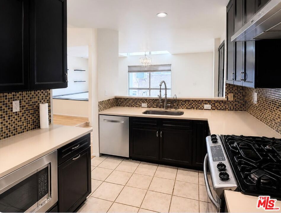 520 S Barrington Avenue 116 Property Photo 6