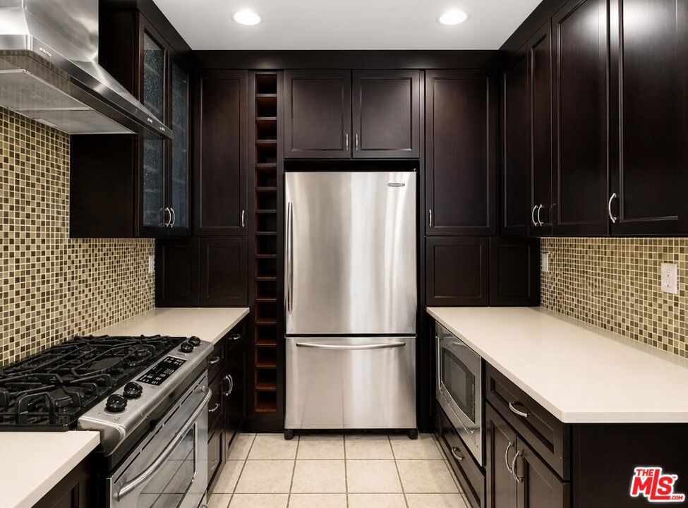 520 S Barrington Avenue 116 Property Photo 7