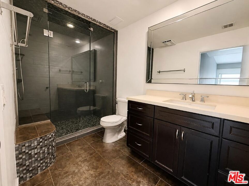 520 S Barrington Avenue 116 Property Photo 11