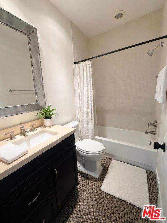 520 S Barrington Avenue 116 Property Photo 13