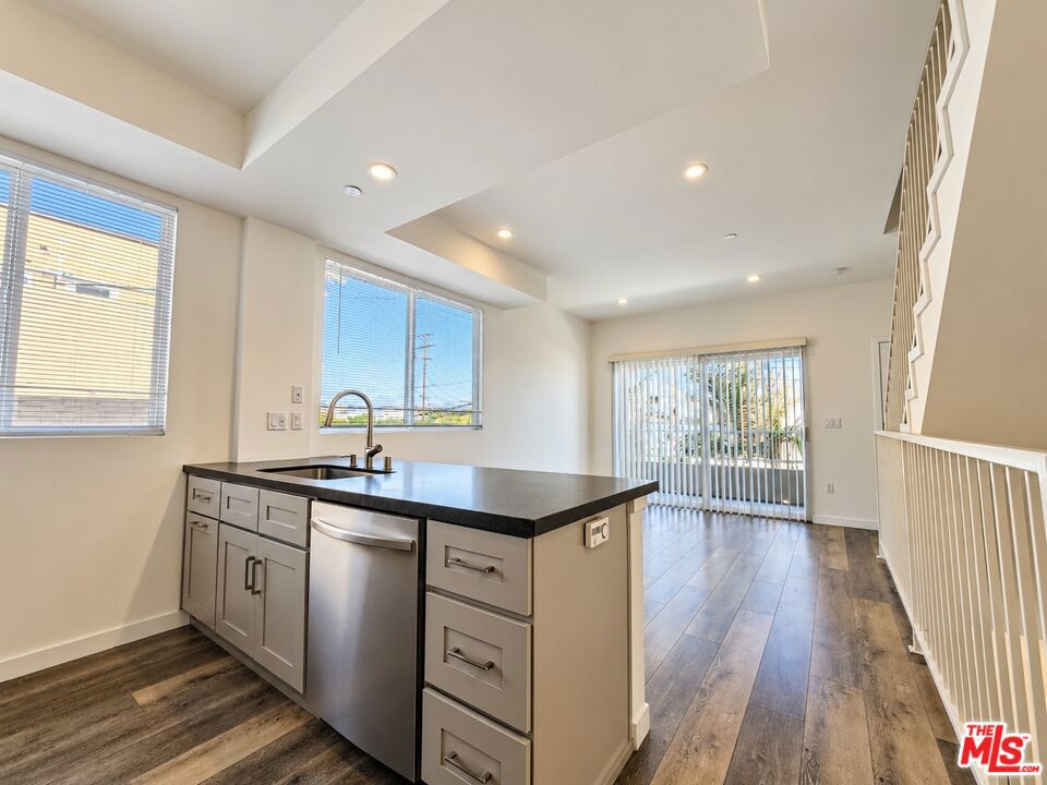 1211 Fedora Street Property Photo 4