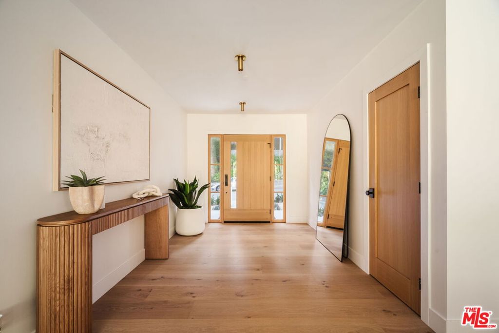1902 Roscomare Road Property Photo 4