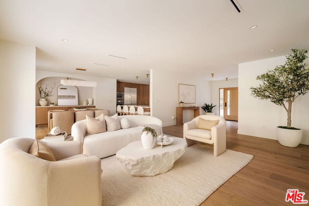 1902 Roscomare Road Property Photo 6