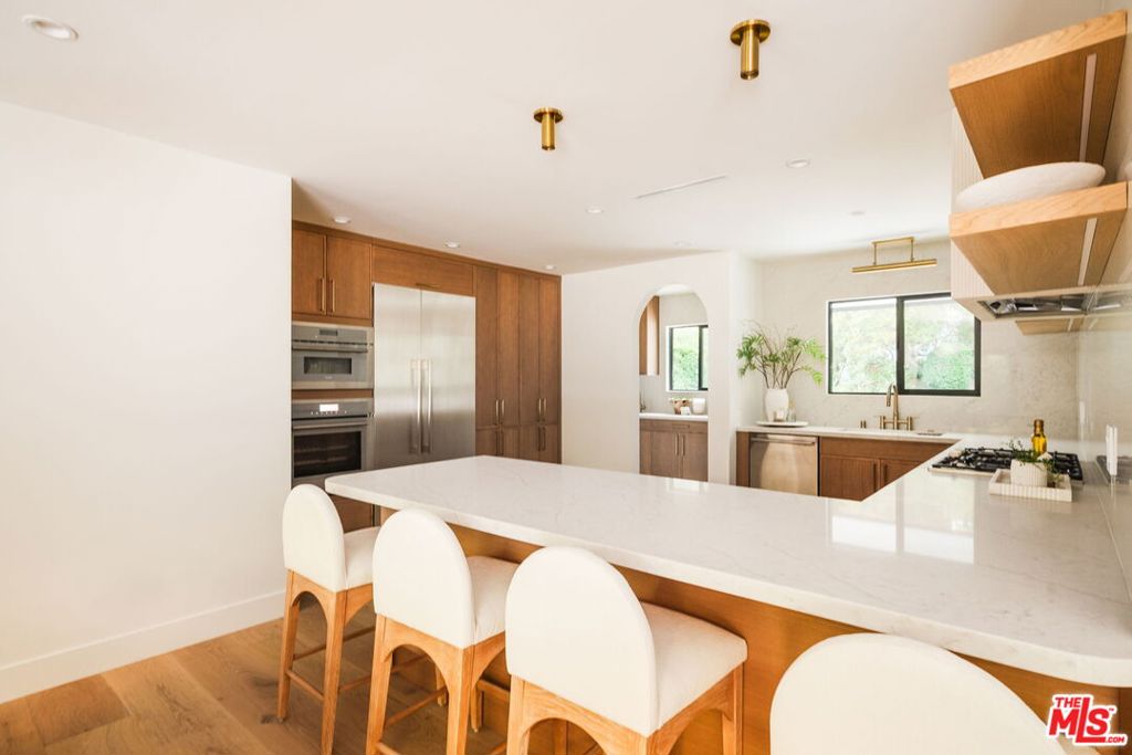 1902 Roscomare Road Property Photo 9