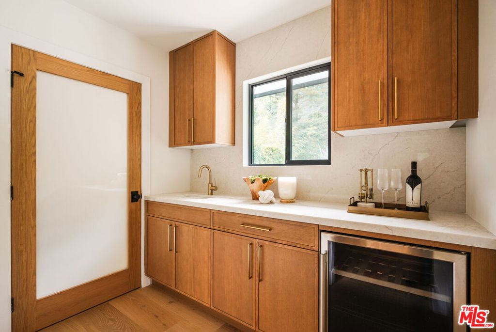 1902 Roscomare Road Property Photo 12