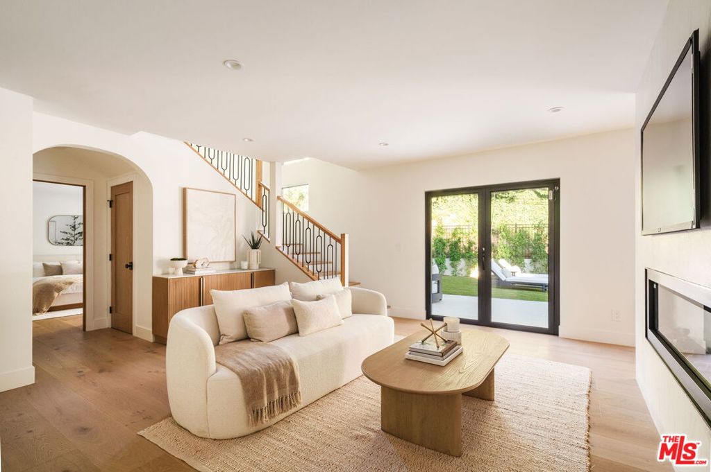 1902 Roscomare Road Property Photo 14