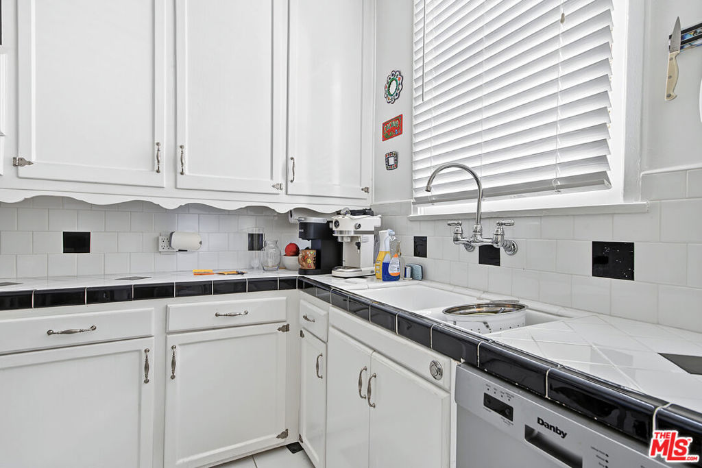 1047 S Orange Grove Avenue Property Photo 11
