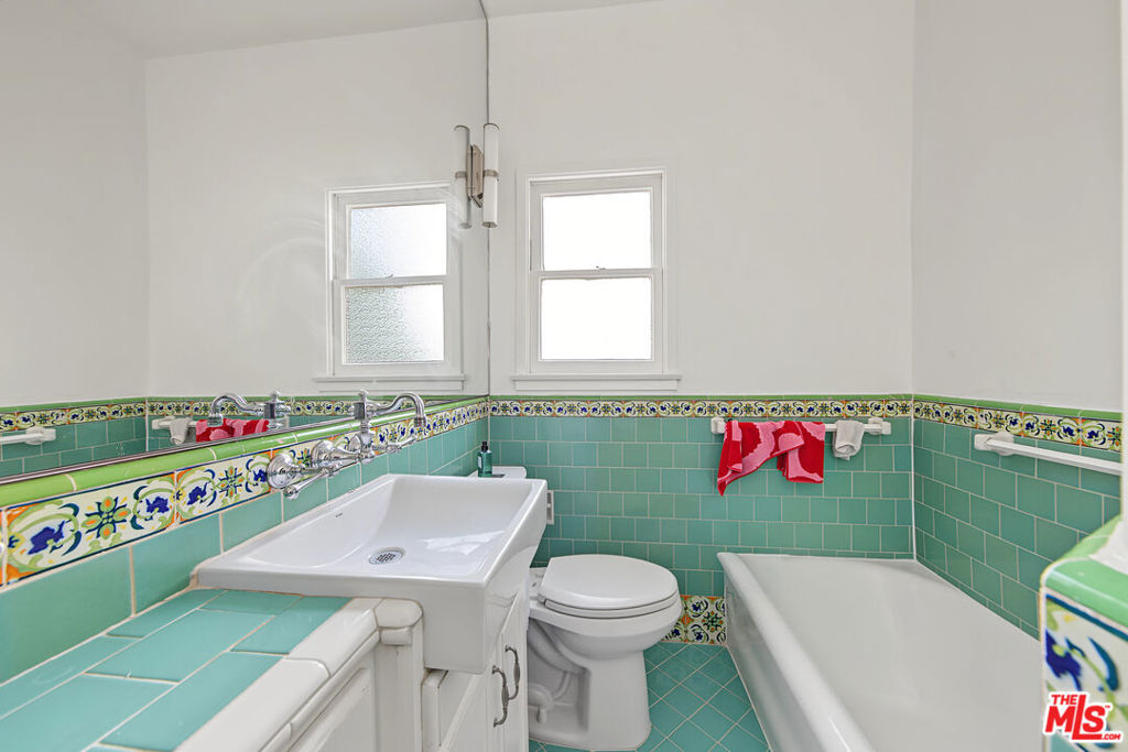 1047 S Orange Grove Avenue Property Photo 12