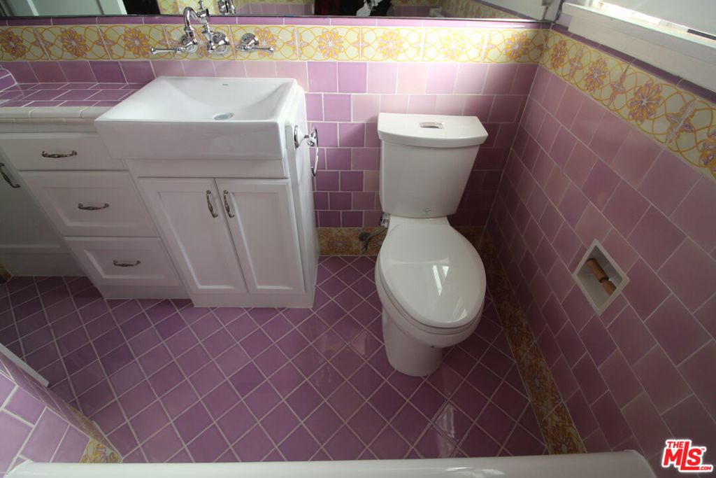 1047 S Orange Grove Avenue Property Photo 14