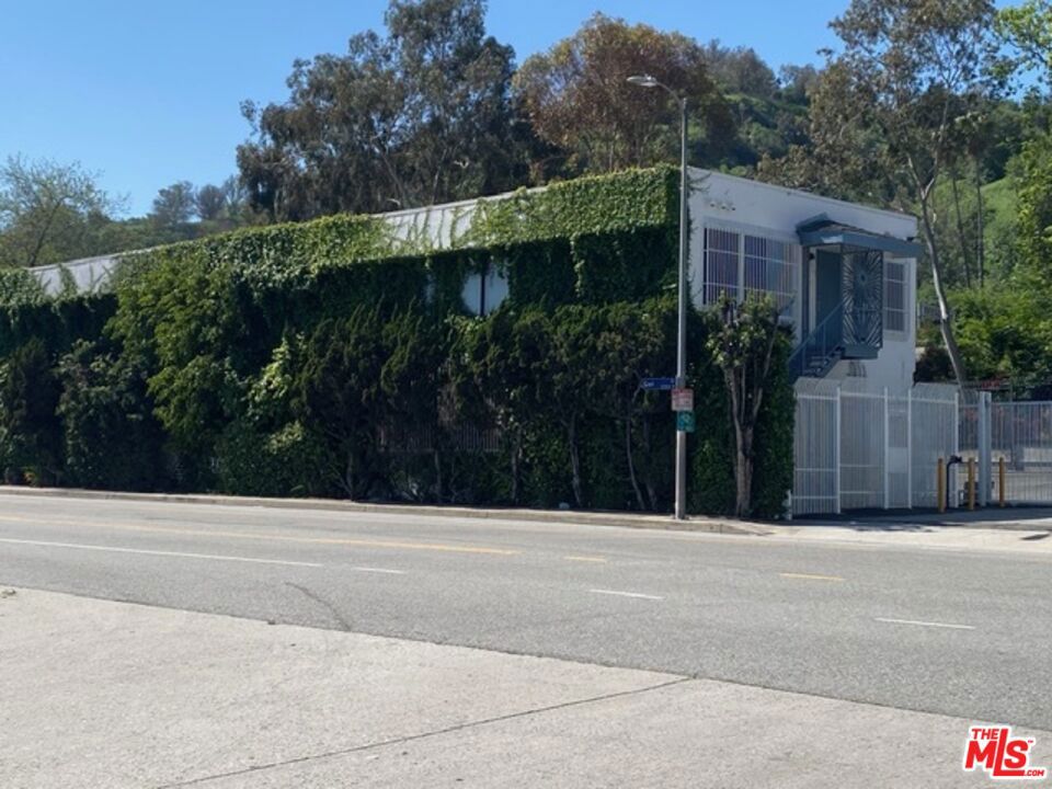 1660 Riverside Drive Property Photo 1