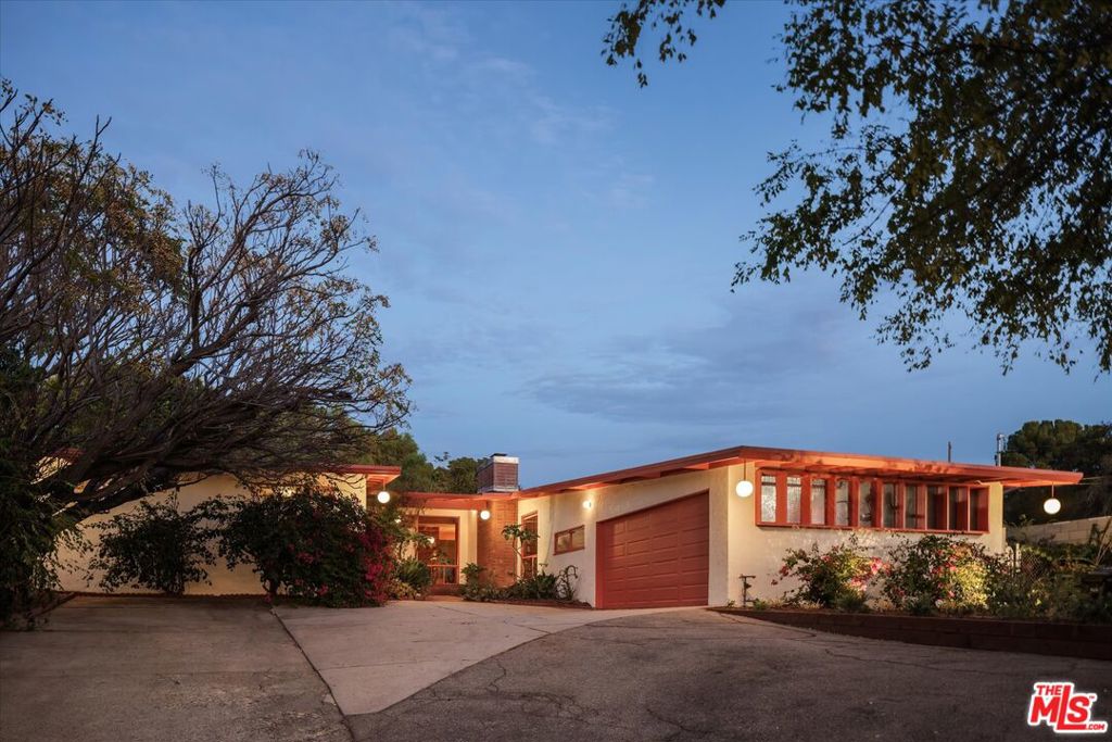 10848 Plainview Avenue Property Photo 3