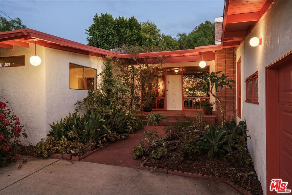10848 Plainview Avenue Property Photo 4