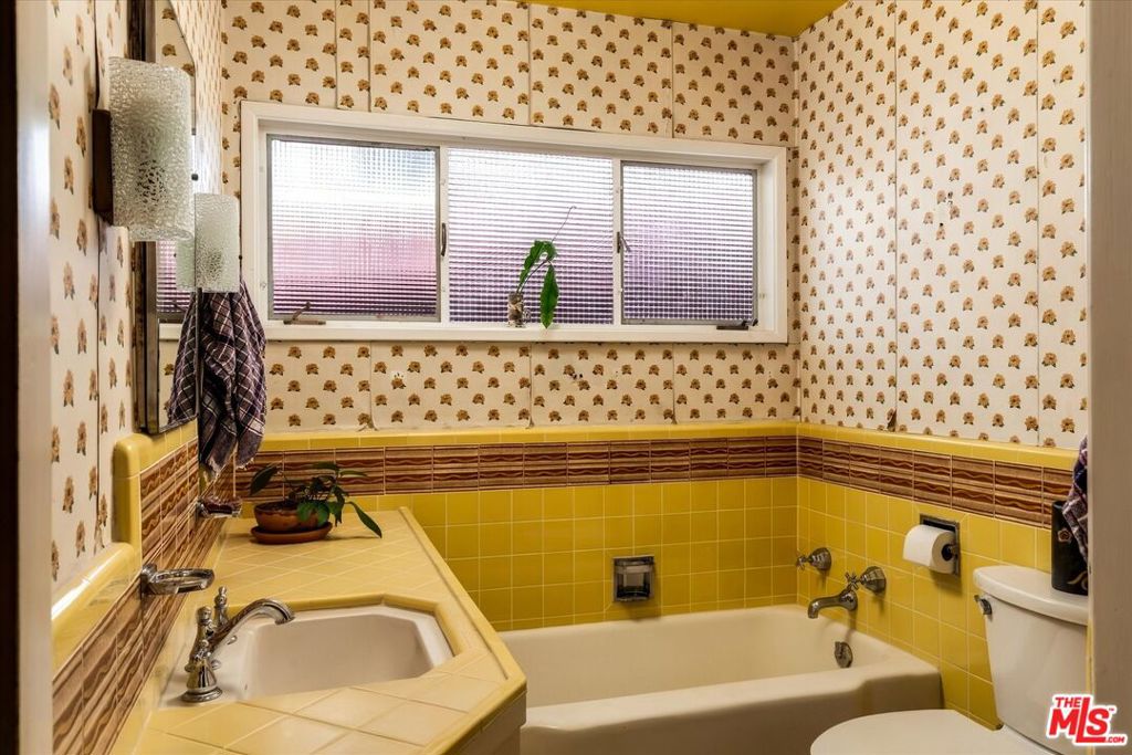 10848 Plainview Avenue Property Photo 36