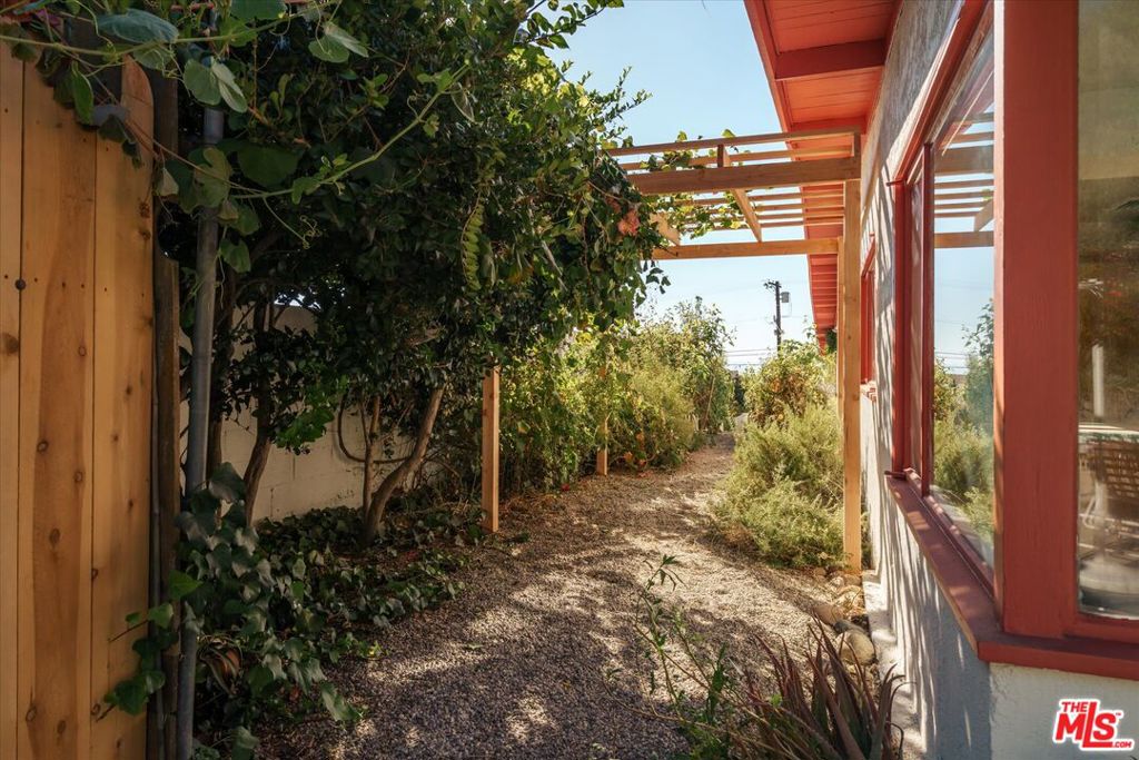 10848 Plainview Avenue Property Photo 47