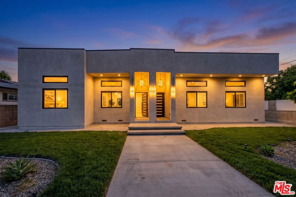 15505 Saticoy Street Property Photo 1