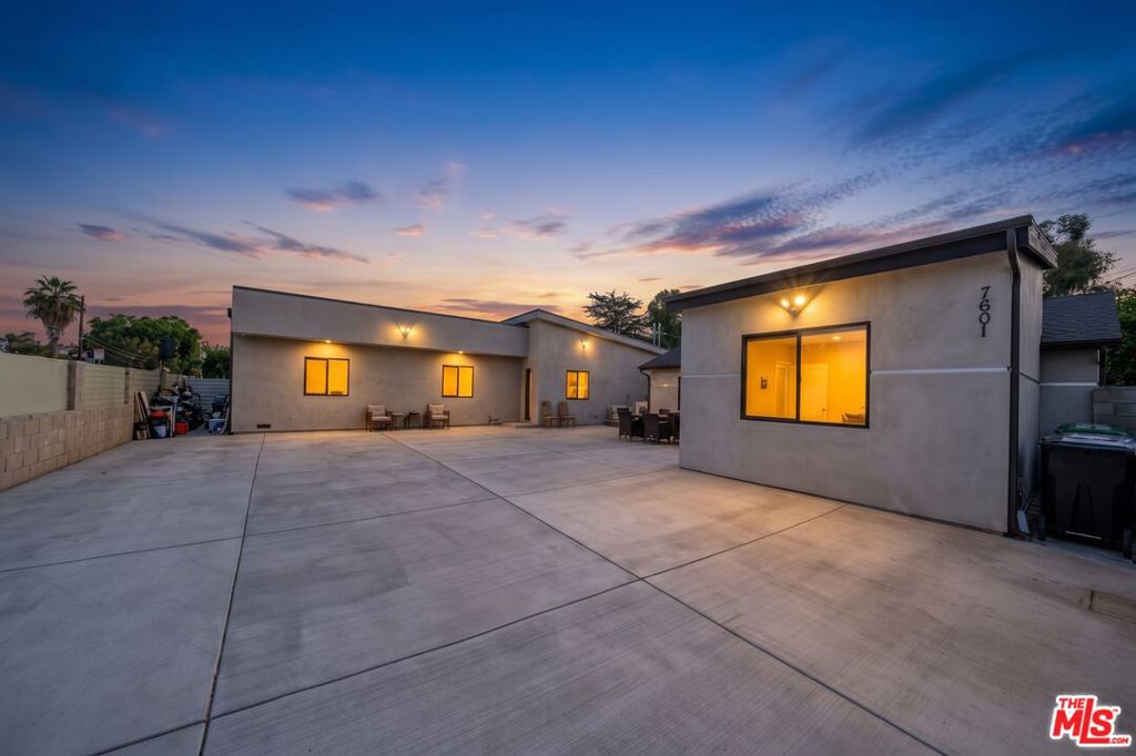 15505 Saticoy Street Property Photo 2