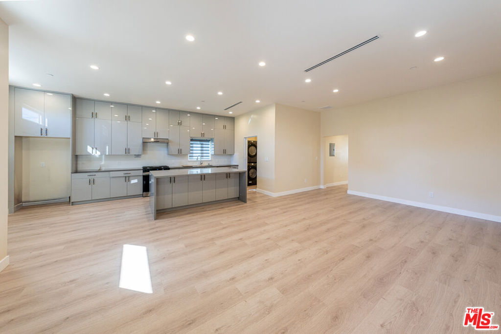 15505 Saticoy Street Property Photo 3