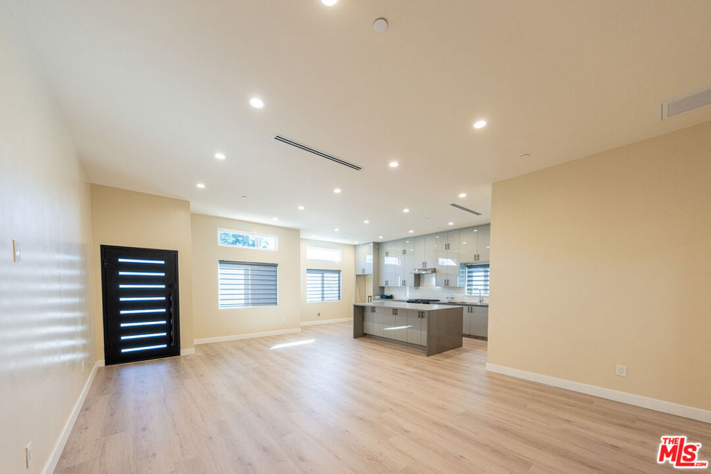 15505 Saticoy Street Property Photo 5
