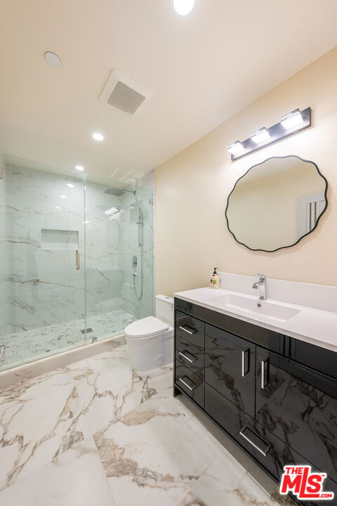 15505 Saticoy Street Property Photo 6