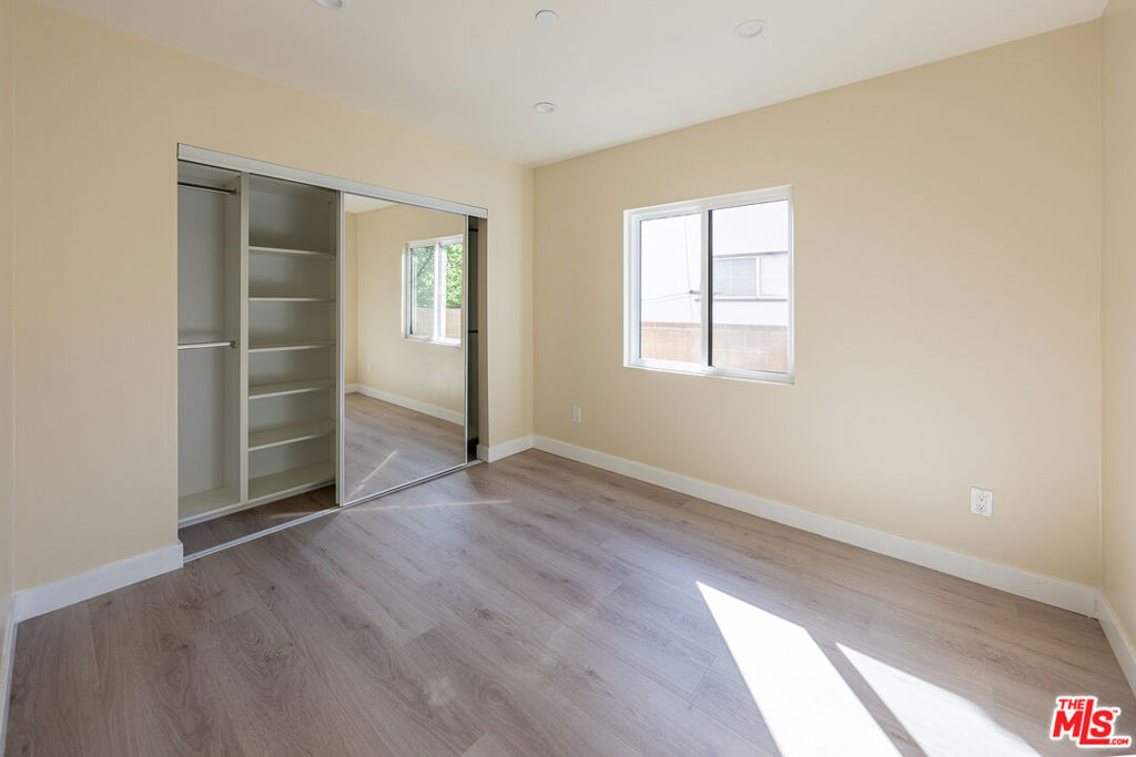 15505 Saticoy Street Property Photo 7