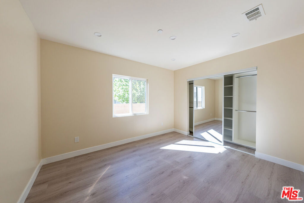 15505 Saticoy Street Property Photo 8