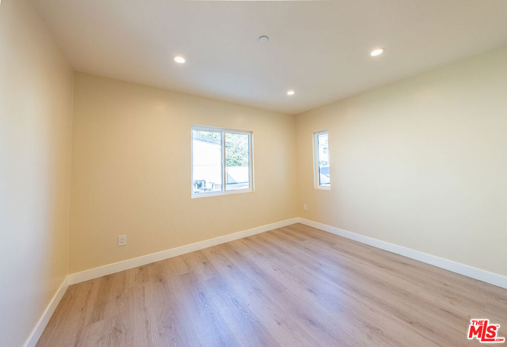 15505 Saticoy Street Property Photo 9