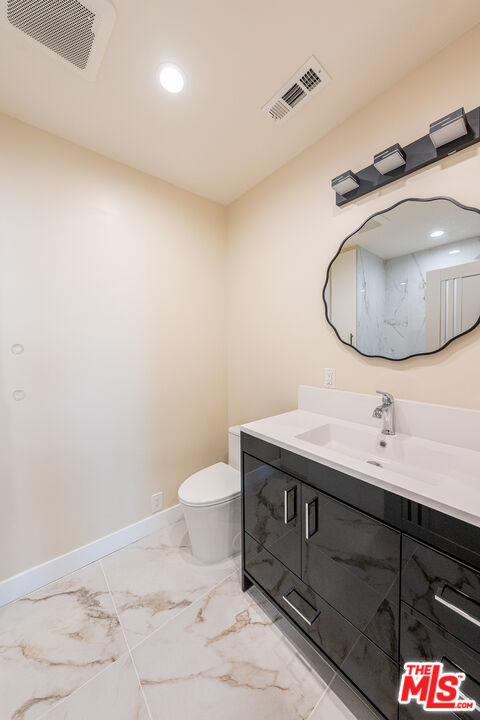 15505 Saticoy Street Property Photo 11
