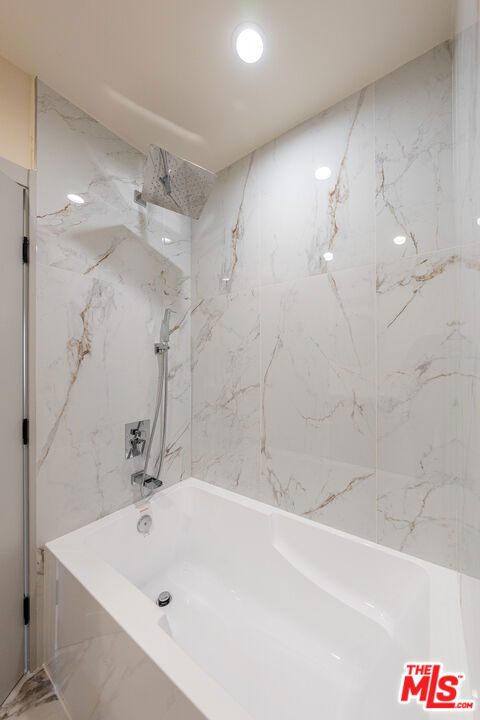 15505 Saticoy Street Property Photo 12