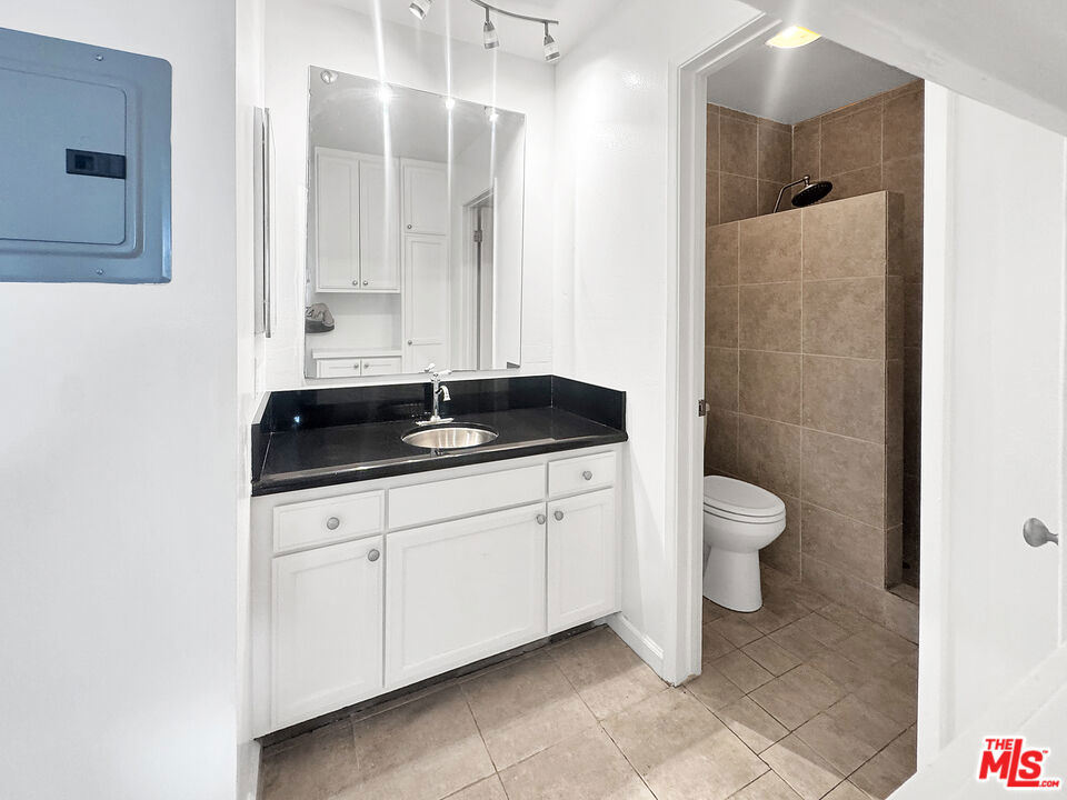 972 Larrabee Street 221 Property Photo 4
