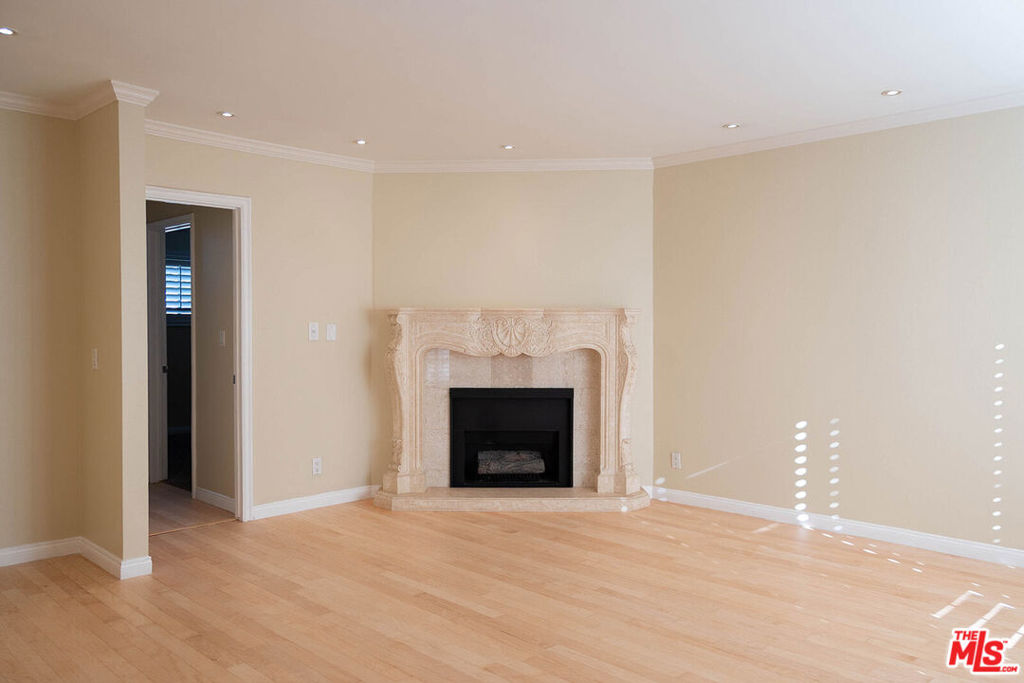 837 N West Knoll Drive 319 Property Photo 2