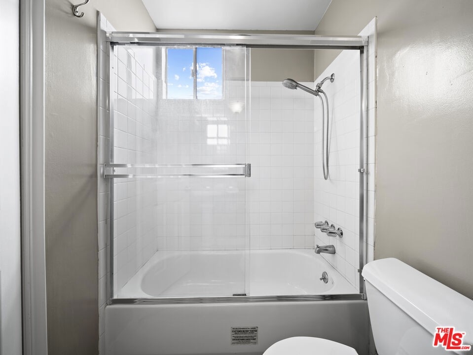 837 N West Knoll Drive 319 Property Photo 8