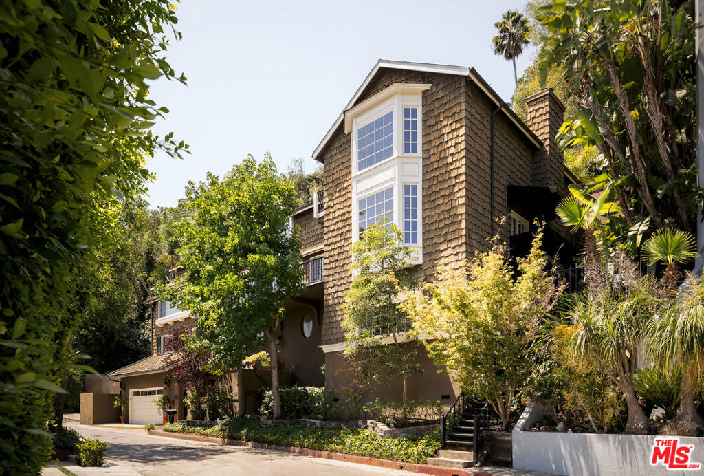 9315 Beverly Crest Drive Property Photo 1