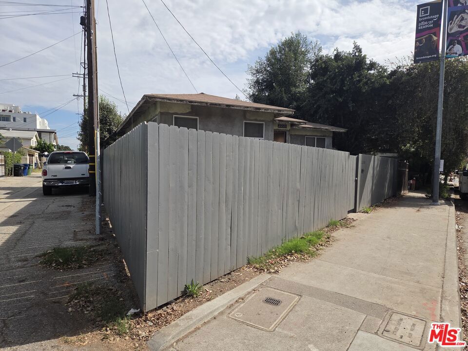2220 S Bundy Drive Property Photo 3