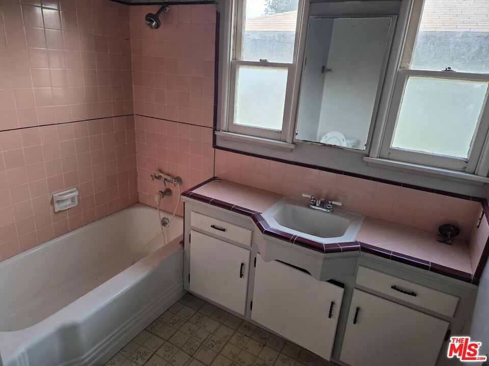 2220 S Bundy Drive Property Photo 11