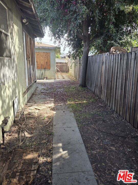 2220 S Bundy Drive Property Photo 13