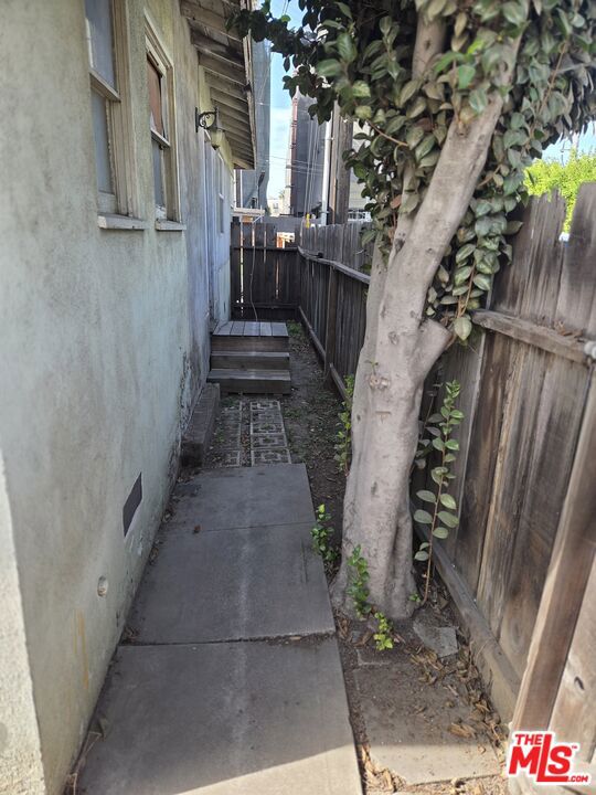 2220 S Bundy Drive Property Photo 14